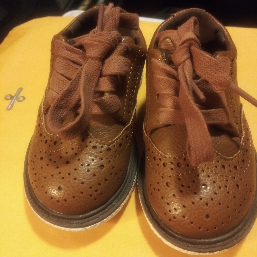 Kenneth Cole reaction kids shoe.